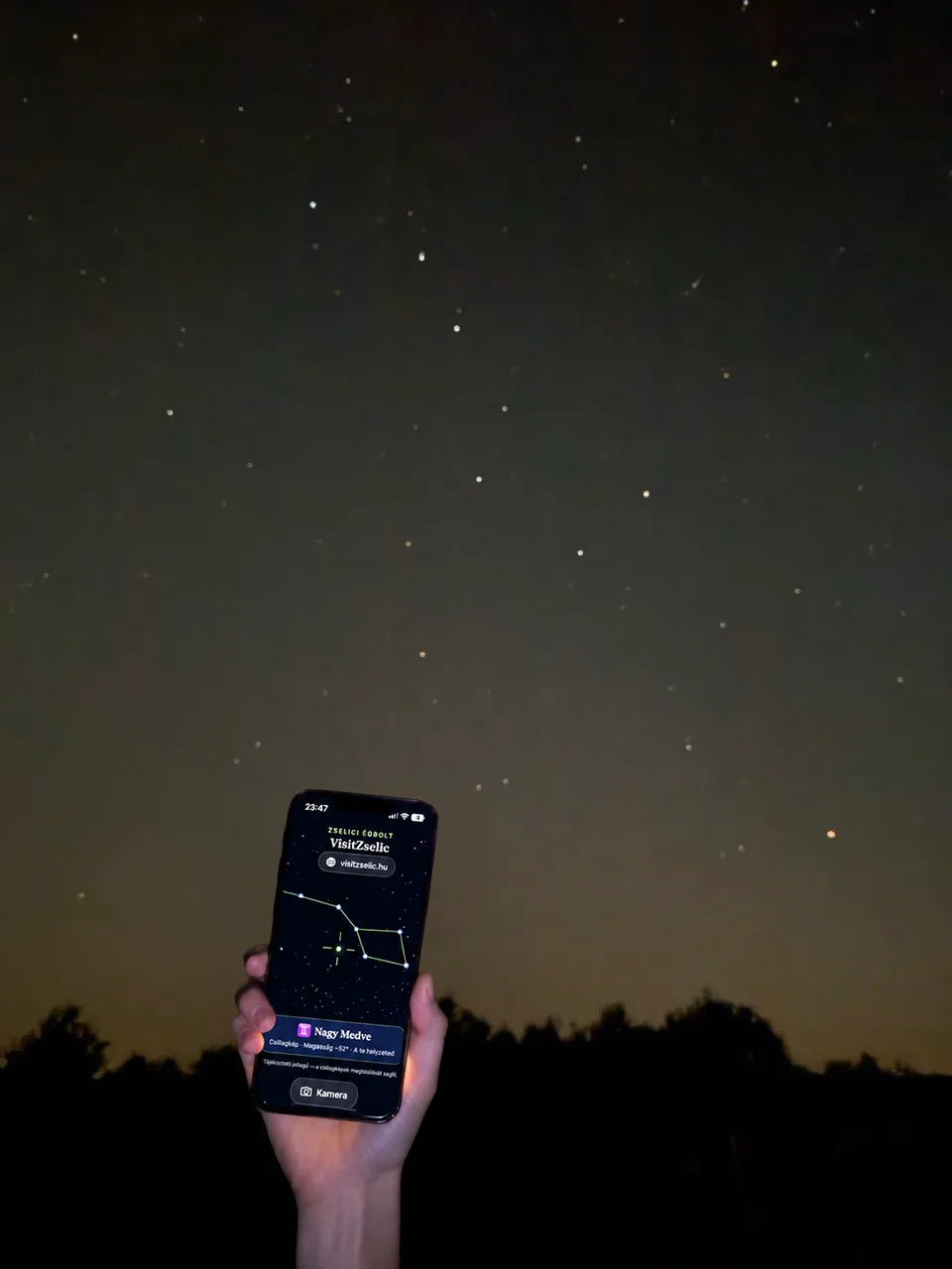 A VisitZselic app a zselici éjszakai égbolt alatt — a Nagy Medve az égen és a telefonon is